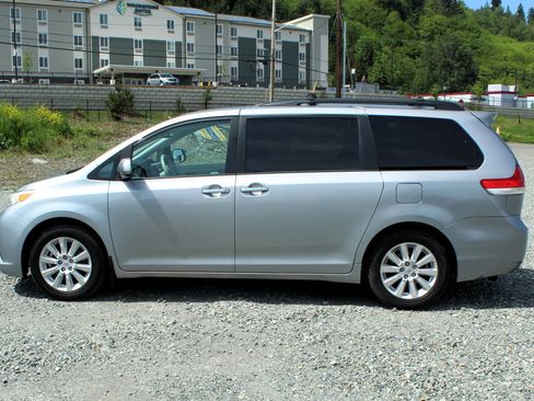 Used 2013 Toyota Sienna XLE AWD/4WD image 4