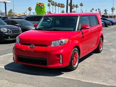 Used 2013 Scion xB FWD image 1