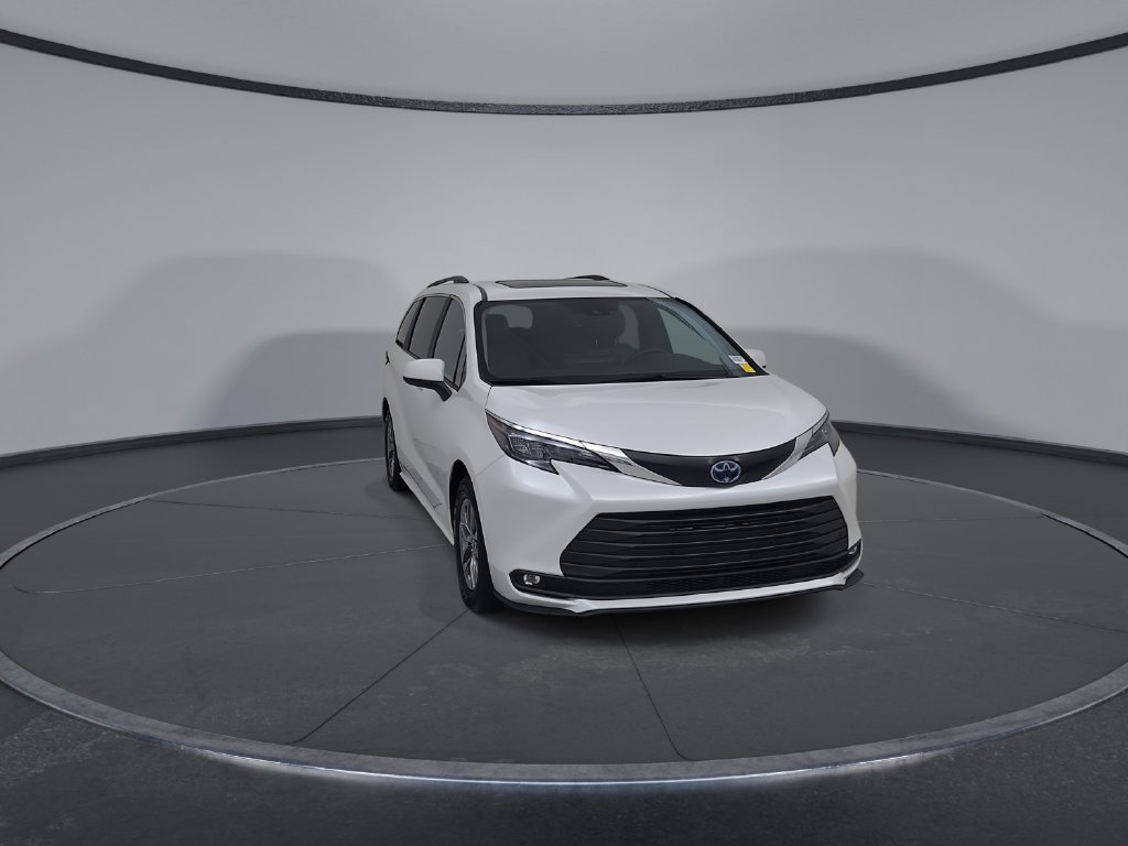 Used 2025 Toyota Sienna XLE FWD image 5