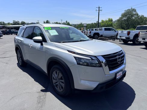 Used 2025 Nissan Pathfinder SV AWD/4WD image 4