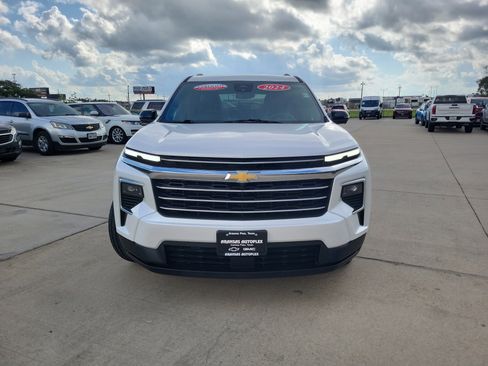 Used 2024 Chevrolet Traverse LT image 2