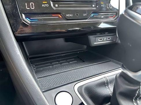Used 2025 Volkswagen Jetta SE FWD image 31