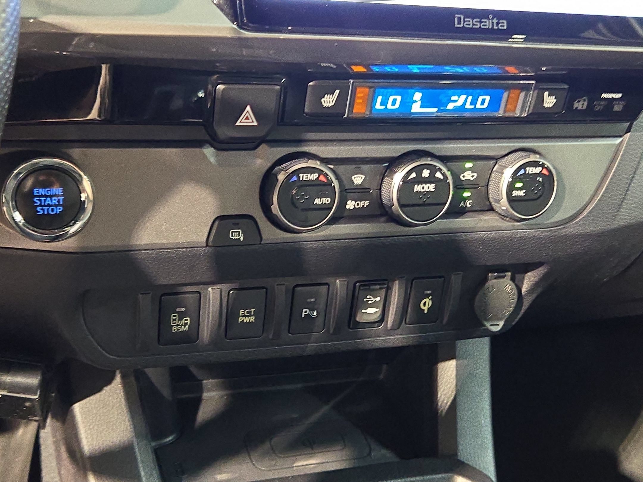 Used 2016 Toyota Tacoma TRD Off-Road w/ Premium & Technology Package RWD image 32