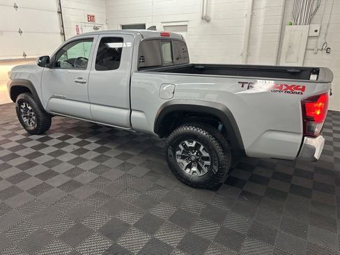 Used 2018 Toyota Tacoma SR5 AWD/4WD image 6