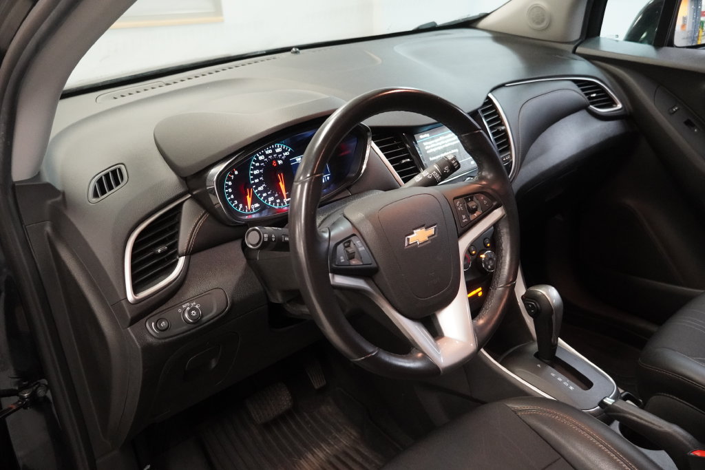 Used 2019 Chevrolet Trax LT w/ LT Convenience Package FWD image 6