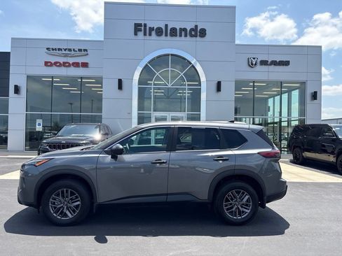 Used 2025 Nissan Rogue S FWD image 2