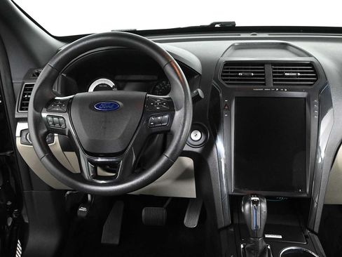 Used 2018 Ford Explorer FWD image 3