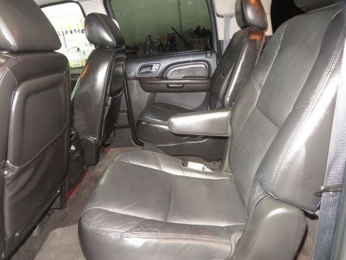 Used 2011 Cadillac Escalade ESV AWD image 23