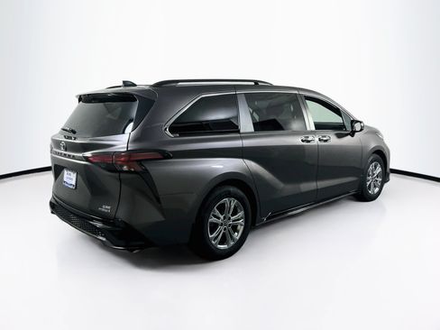 Used 2022 Toyota Sienna XSE AWD/4WD image 5