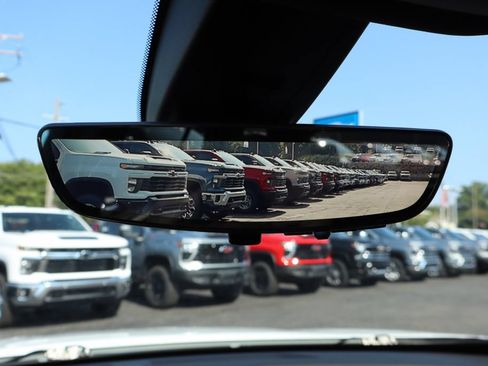 Used 2023 Chevrolet Traverse RS AWD/4WD image 16