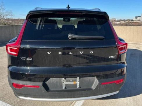 Used 2023 Volvo XC40 B5 Core image 4
