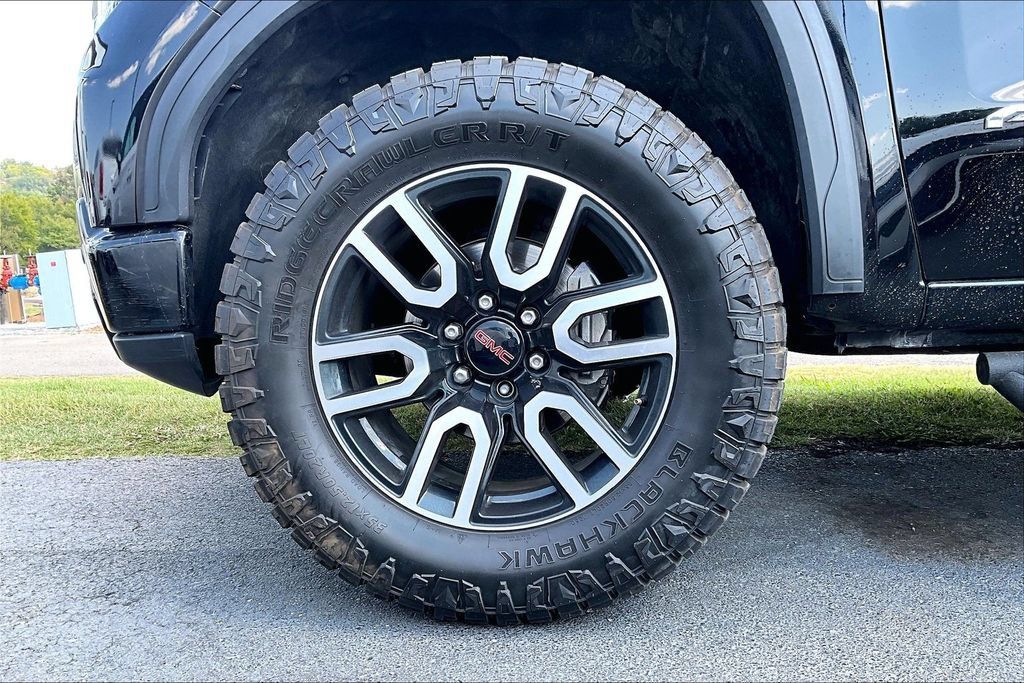 Used 2023 GMC Sierra 1500 AT4 w/ Technology Package AWD/4WD image 2