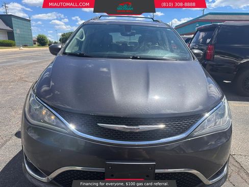 Used 2017 Chrysler Pacifica Touring-L Plus FWD image 2