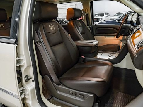 Used 2014 Cadillac Escalade ESV Platinum RWD image 27