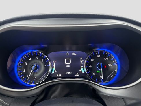 Used 2023 Chrysler Pacifica Touring FWD image 13