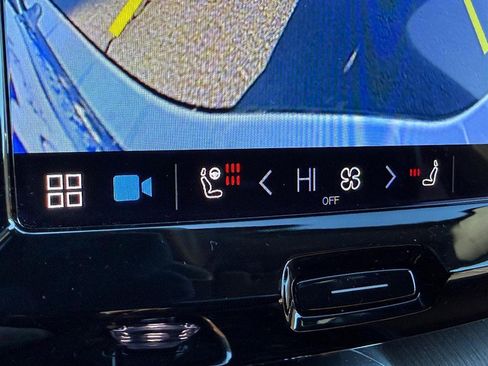 Certified 2023 Volvo XC60 B5 Ultimate w/ Climate Package image 22