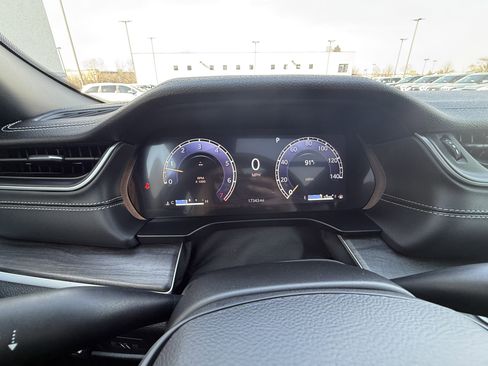 Used 2025 Jeep Grand Cherokee L Limited w/ Luxury Tech Group II image 9