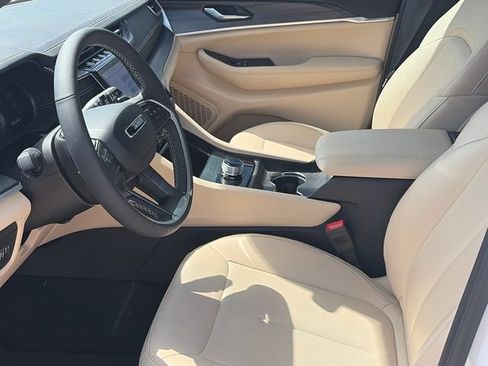 Used 2025 Jeep Grand Cherokee Limited RWD image 18