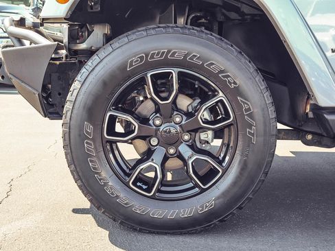 Used 2018 Jeep Wrangler Unlimited Sahara AWD/4WD image 15