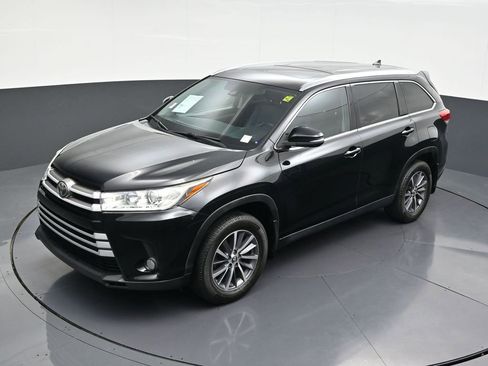 Used 2019 Toyota Highlander XLE image 16
