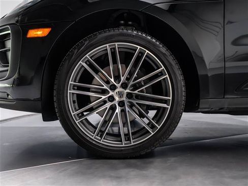 Used 2024 Porsche Macan AWD/4WD image 9