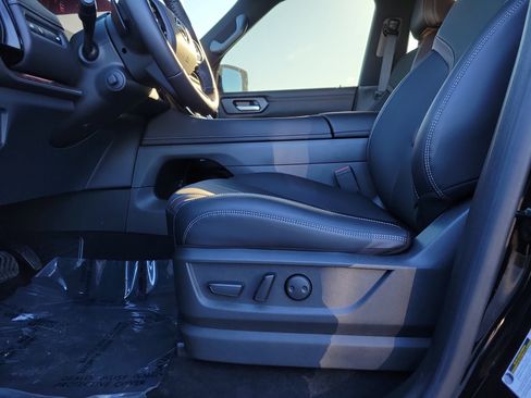 New 2025 Nissan Armada SL w/ Captain's Chari Seat Package image 16