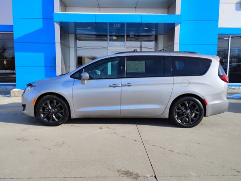 Used 2020 Chrysler Pacifica Touring-L w/ S Appearance Package image 29
