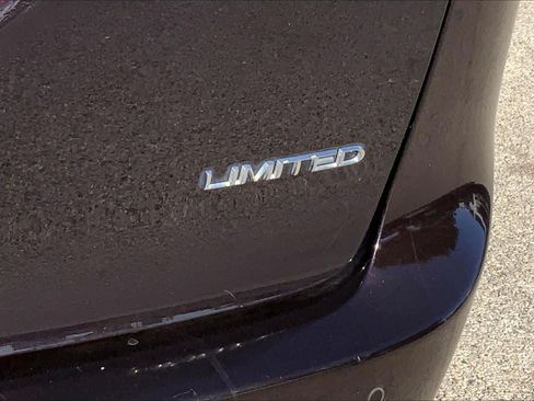 Used 2019 Chrysler Pacifica Limited FWD image 12