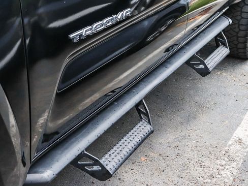 Used 2018 Toyota Tacoma TRD Sport AWD/4WD image 7