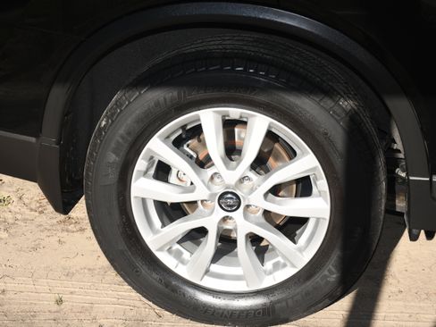 Used 2018 Nissan Rogue SV w/ Premium Package image 22