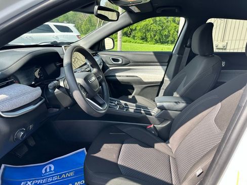 Used 2024 Jeep Compass Sport image 9