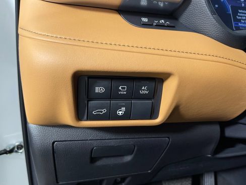 Certified 2024 Toyota Highlander Platinum AWD/4WD image 27