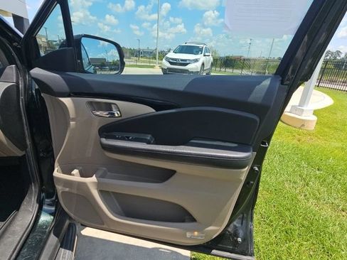 Used 2019 Honda Pilot Touring image 18