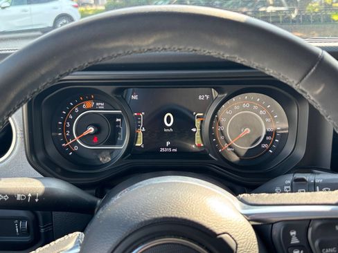 Used 2025 Jeep Wrangler Unlimited Sahara AWD/4WD image 40