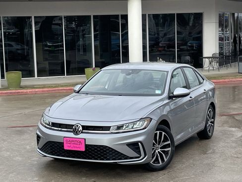 Used 2025 Volkswagen Jetta SE image 9