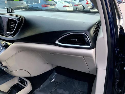 Used 2017 Chrysler Pacifica Touring-L Plus image 17