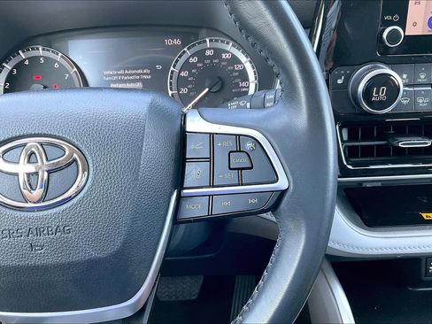 Used 2024 Toyota Highlander XLE AWD/4WD image 12