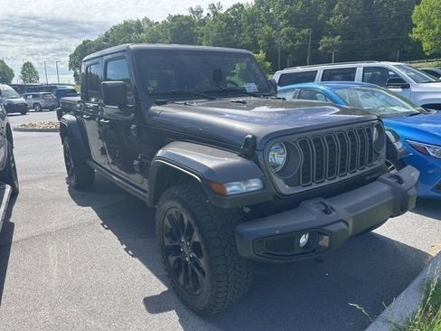Used 2025 Jeep Gladiator Sport AWD/4WD image 8