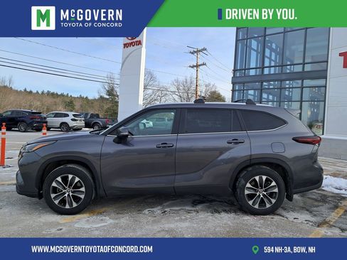 Used 2024 Toyota Highlander XLE image 2