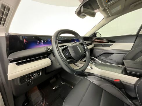 Used 2025 Lincoln Nautilus Premier AWD/4WD image 15