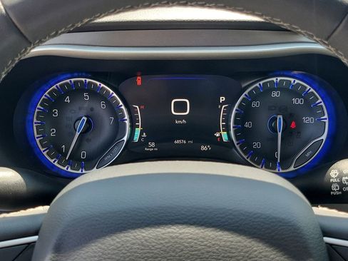 Used 2024 Chrysler Pacifica Touring-L image 26