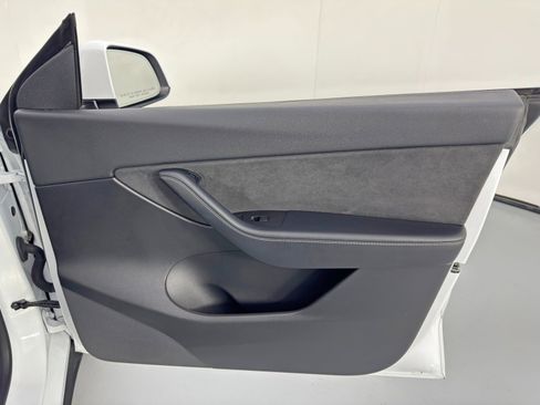 Used 2021 Tesla Model Y Long Range image 44