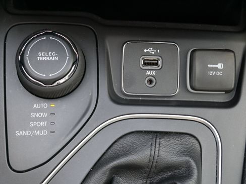 Used 2019 Jeep Cherokee Latitude Plus w/ Cold Weather Group image 20