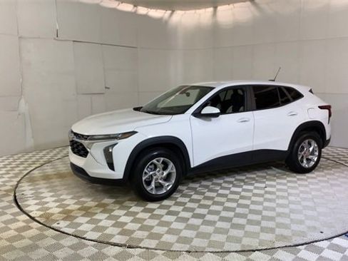 Used 2024 Chevrolet Trax LS w/ LS Convenience Package image 4