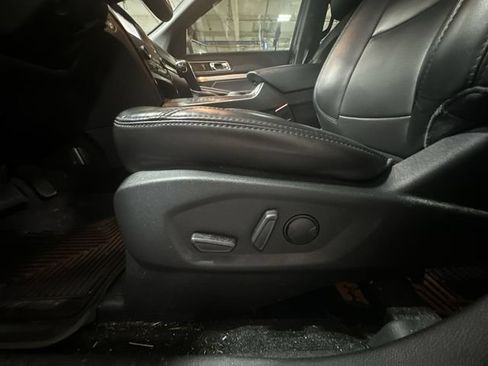 Used 2019 Ford Explorer XLT w/ Equipment Group 202A FWD image 18
