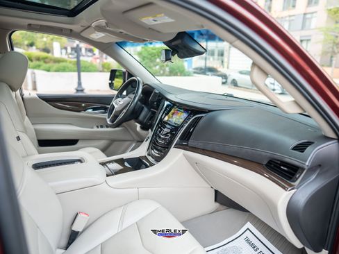 Used 2020 Cadillac Escalade Luxury w/ Escalade Sport Edition AWD/4WD image 15