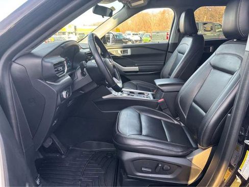 Used 2022 Ford Explorer XLT w/ Equipment Group 202A image 16
