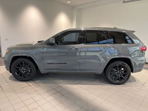 Used 2019 Jeep Grand Cherokee Altitude image 2