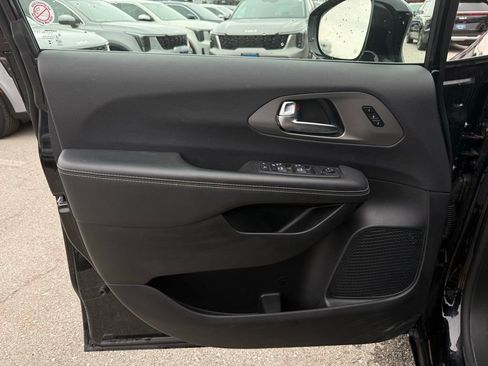 Used 2025 Chrysler Pacifica Select image 7