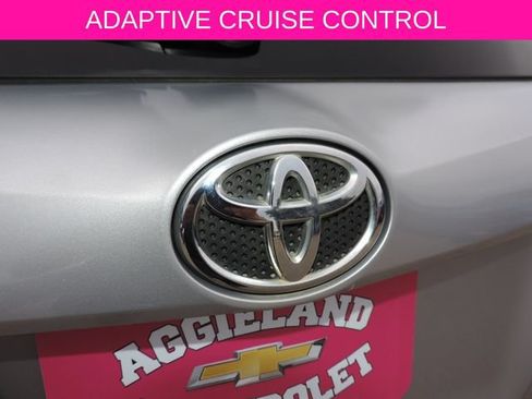 Used 2018 Toyota RAV4 LE FWD image 12
